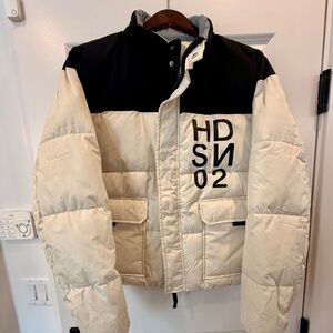 New w tags! Hudson Mens Poly Twill Quilted Short Puffer Jacket, Men size M.